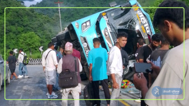 फेरी अर्को दुर्घटना : भरतपुरमा बस पल्टियो, १८ जना घाइते